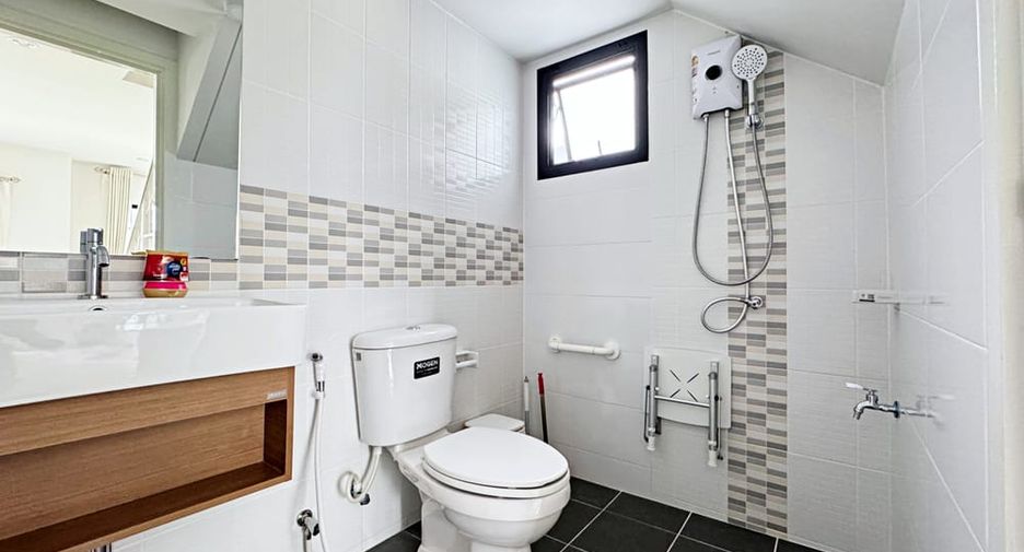 À louer 4 chambres maison à Bang Lamung, Chonburi