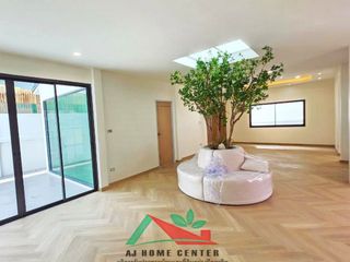 For sale 5 bedrooms house in Wang Thonglang, Bangkok