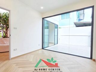 For sale 5 bedrooms house in Wang Thonglang, Bangkok