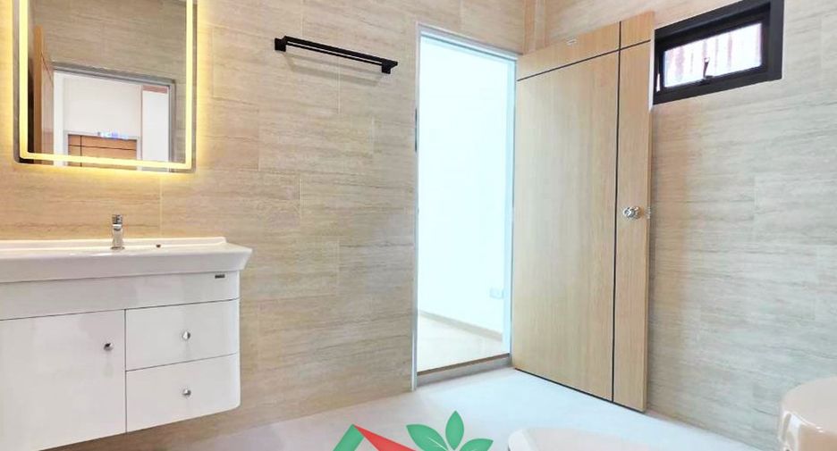 For sale 5 bedrooms house in Wang Thonglang, Bangkok