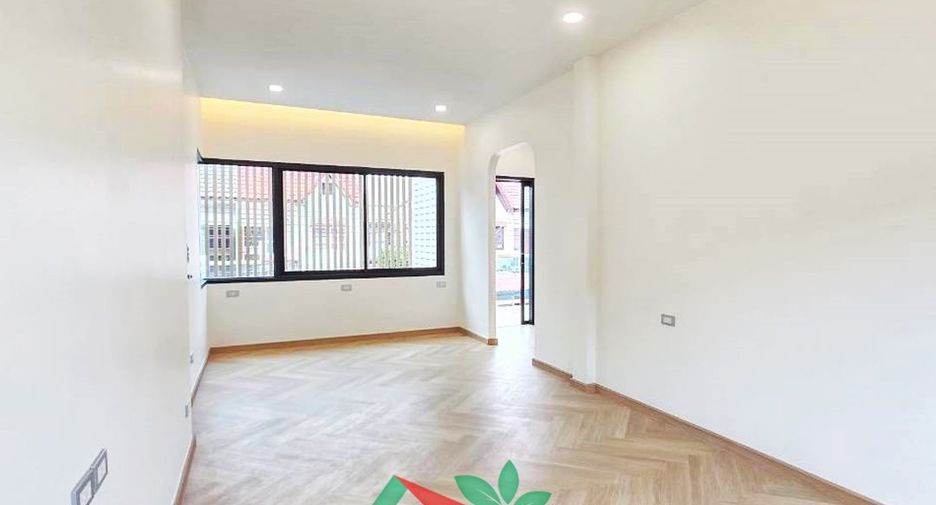 For sale 5 bedrooms house in Wang Thonglang, Bangkok