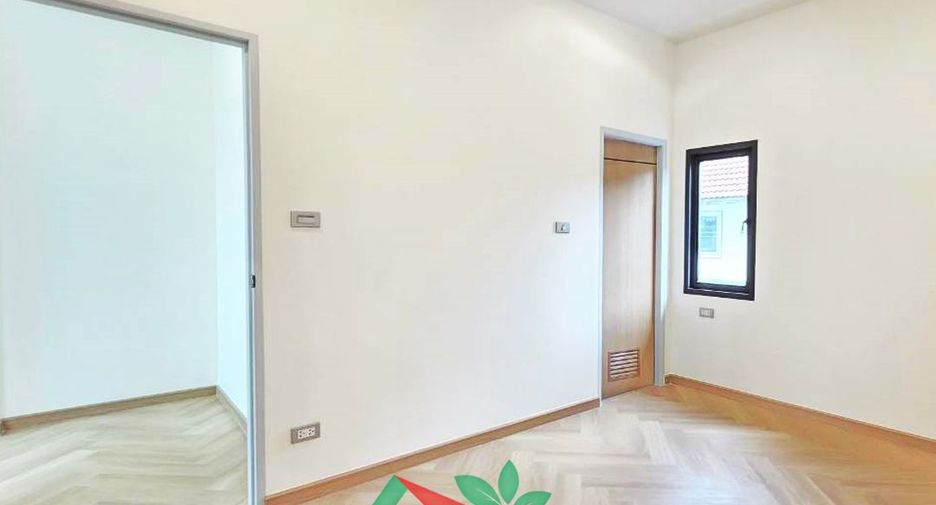 For sale 5 bedrooms house in Wang Thonglang, Bangkok