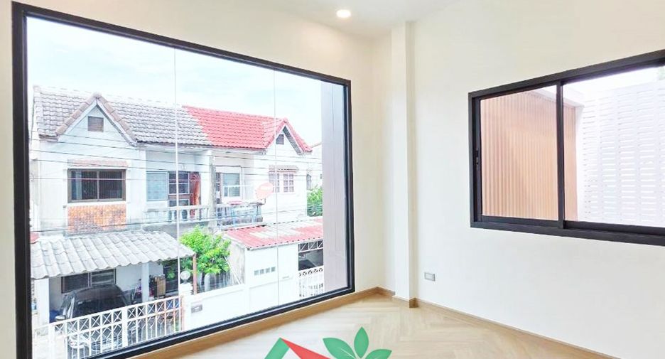 For sale 5 bedrooms house in Wang Thonglang, Bangkok