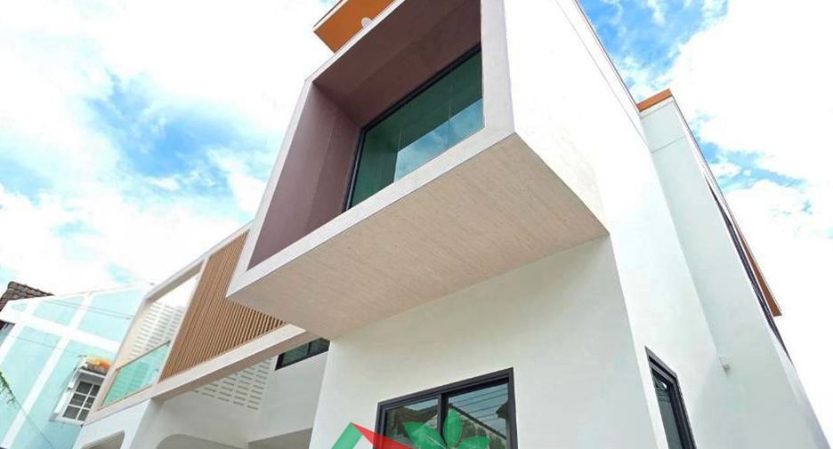 For sale 5 bedrooms house in Wang Thonglang, Bangkok