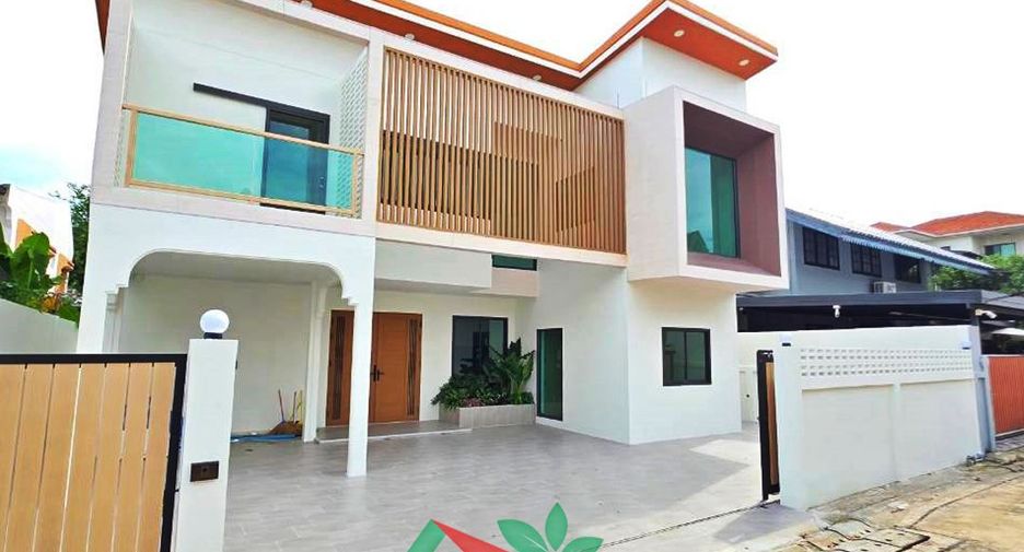 For sale 5 bedrooms house in Wang Thonglang, Bangkok