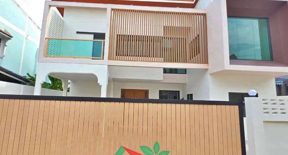 For sale 5 bedrooms house in Wang Thonglang, Bangkok