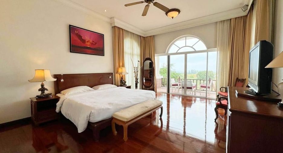 À louer et à vendre 4 chambres villa à Huay Yai, Pattaya