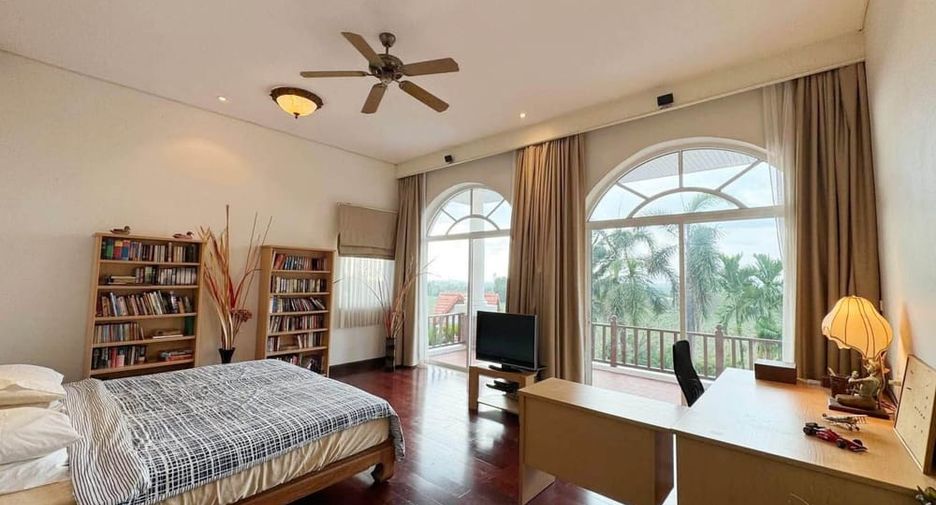 À louer et à vendre 4 chambres villa à Huay Yai, Pattaya
