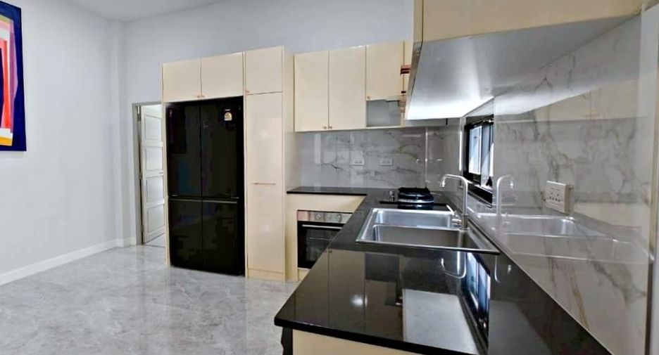 Villa en alquiler de 4 habitaciones en Bang Lamung, Chonburi