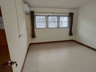 For rent 3 bedrooms retail Space in Bang Kho Laem, Bangkok