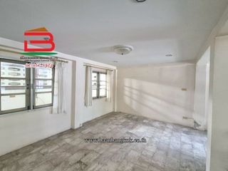Casa adosada en alquiler y en venta de 4 habitaciones en Don Mueang, Bangkok