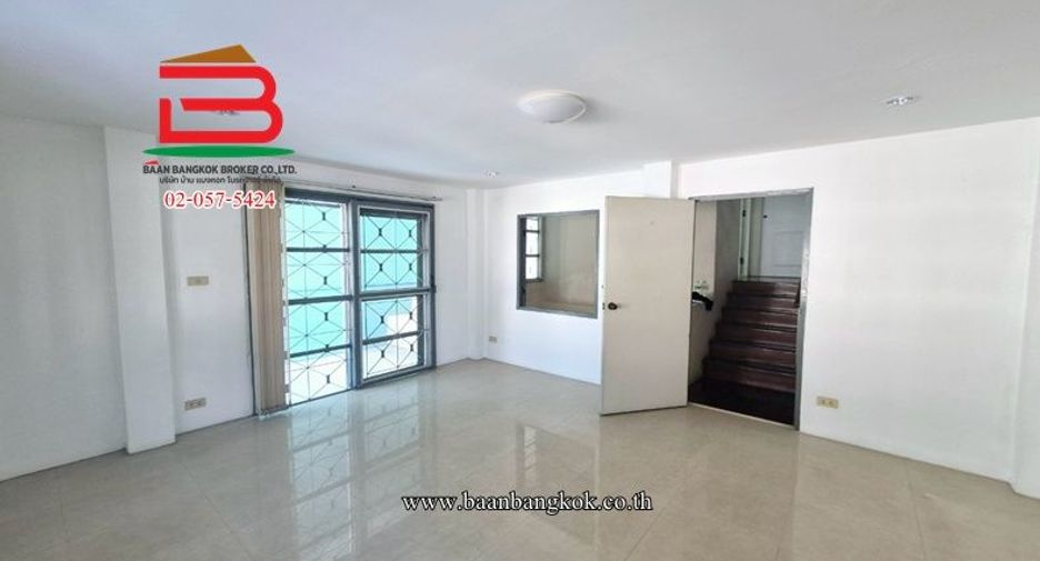 For rent そして for sale 4 ベッドルーム townhouse in Don Mueang, Bangkok
