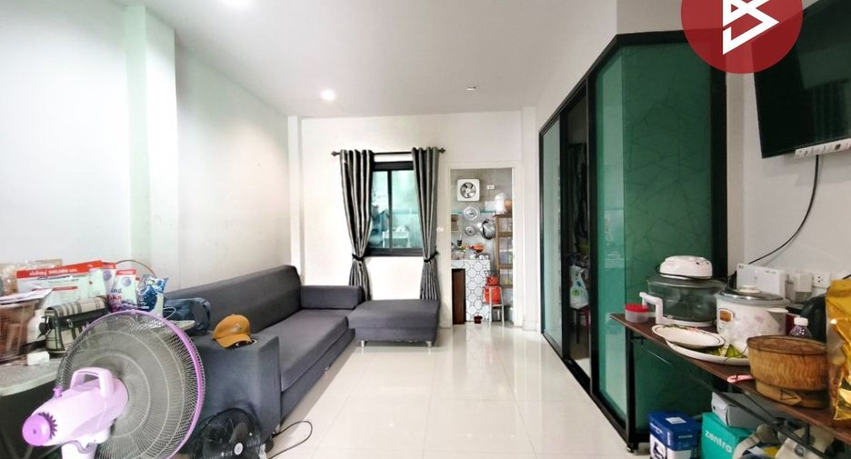For sale 4 bedrooms townhouse in Bang Pakong, Chachoengsao