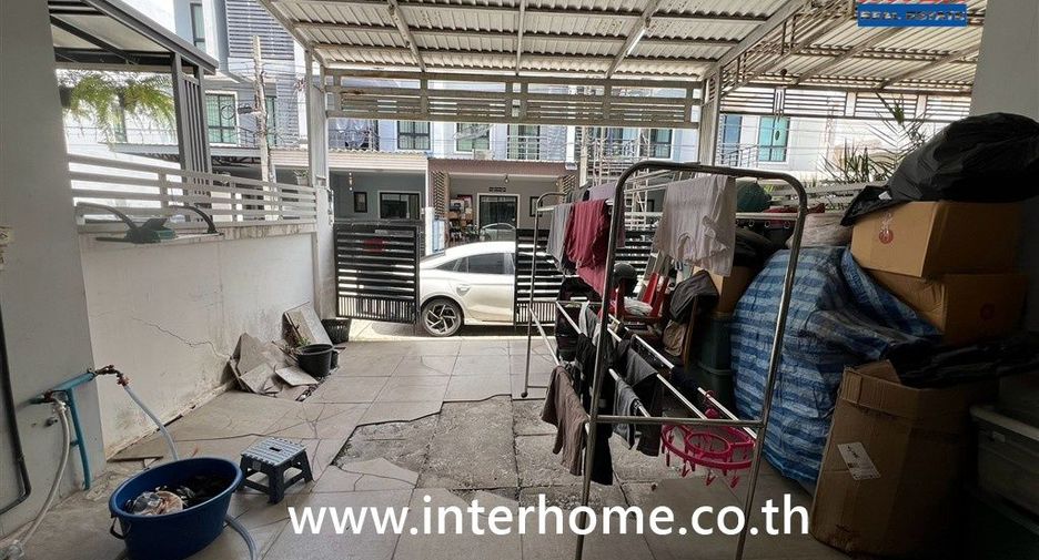 For sale 4 bedrooms townhouse in Mueang Samut Prakan, Samut Prakan