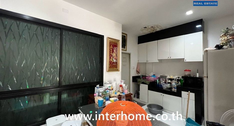 For sale 4 bedrooms townhouse in Mueang Samut Prakan, Samut Prakan