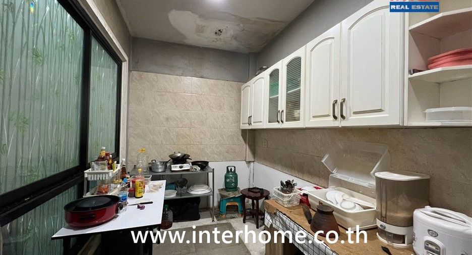 For sale 4 bedrooms townhouse in Mueang Samut Prakan, Samut Prakan