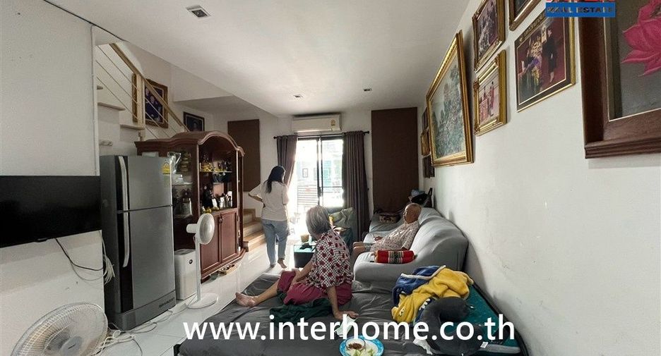 For sale 4 bedrooms townhouse in Mueang Samut Prakan, Samut Prakan