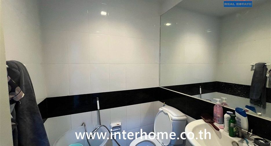 For sale 4 bedrooms townhouse in Mueang Samut Prakan, Samut Prakan
