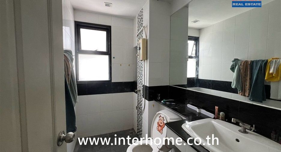For sale 4 bedrooms townhouse in Mueang Samut Prakan, Samut Prakan