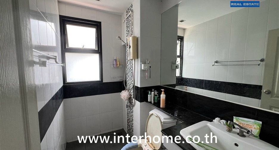 For sale 4 bedrooms townhouse in Mueang Samut Prakan, Samut Prakan