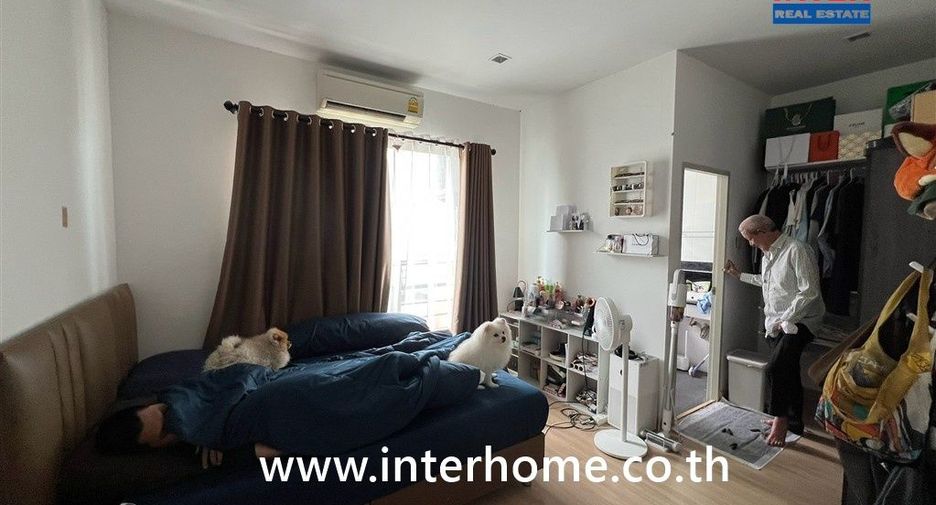 For sale 4 bedrooms townhouse in Mueang Samut Prakan, Samut Prakan