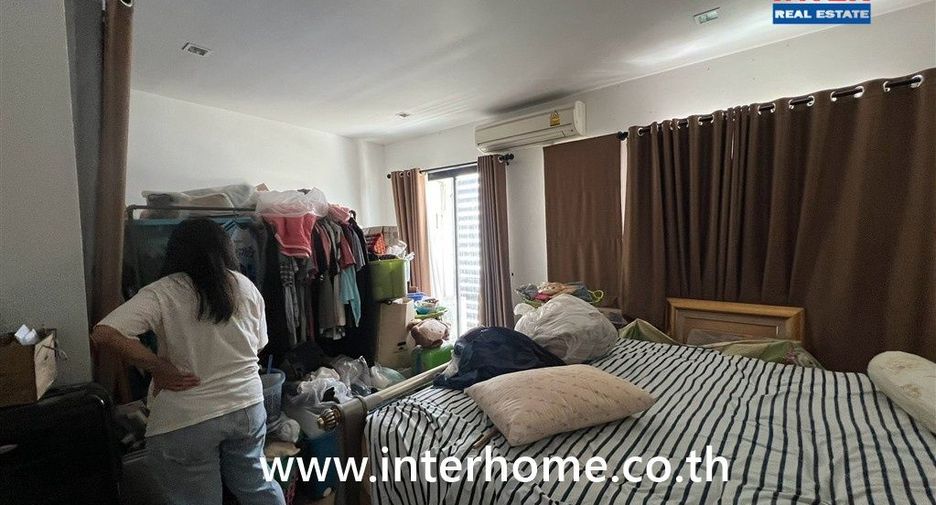 For sale 4 bedrooms townhouse in Mueang Samut Prakan, Samut Prakan