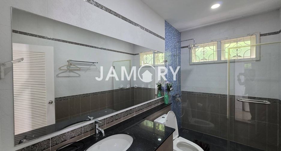 À louer 3 chambres maison à Bang Lamung, Chonburi