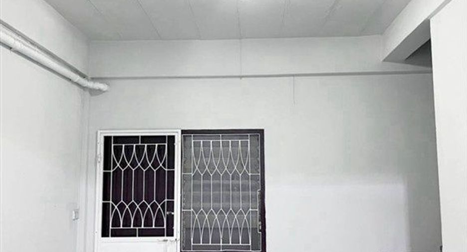 À louer et à vendre 2 chambres maison de ville à Nong Chok, Bangkok