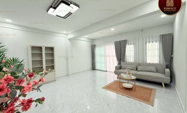 For sale 3 ベッドルーム townhouse in Khan Na Yao, Bangkok