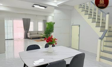 For sale 3 ベッドルーム townhouse in Khan Na Yao, Bangkok