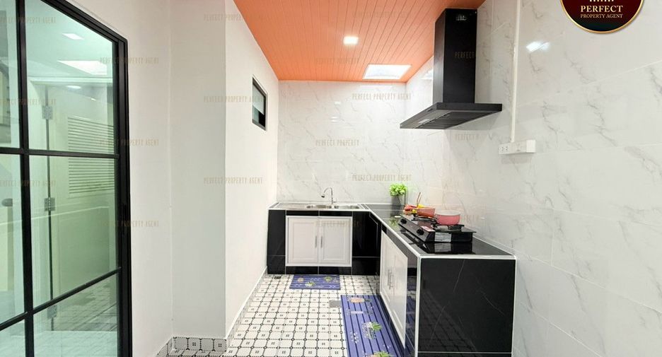 For sale 3 ベッドルーム townhouse in Khan Na Yao, Bangkok
