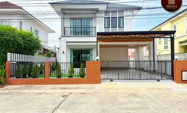 Haus zum Kauf mit 4 Zimmer in Khlong Sam Wa, Bangkok
