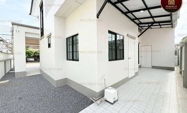 Haus zum Kauf mit 4 Zimmer in Khlong Sam Wa, Bangkok