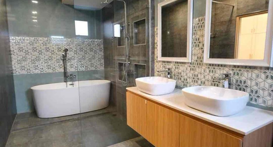Villa en alquiler de 4 habitaciones en Bang Lamung, Chonburi
