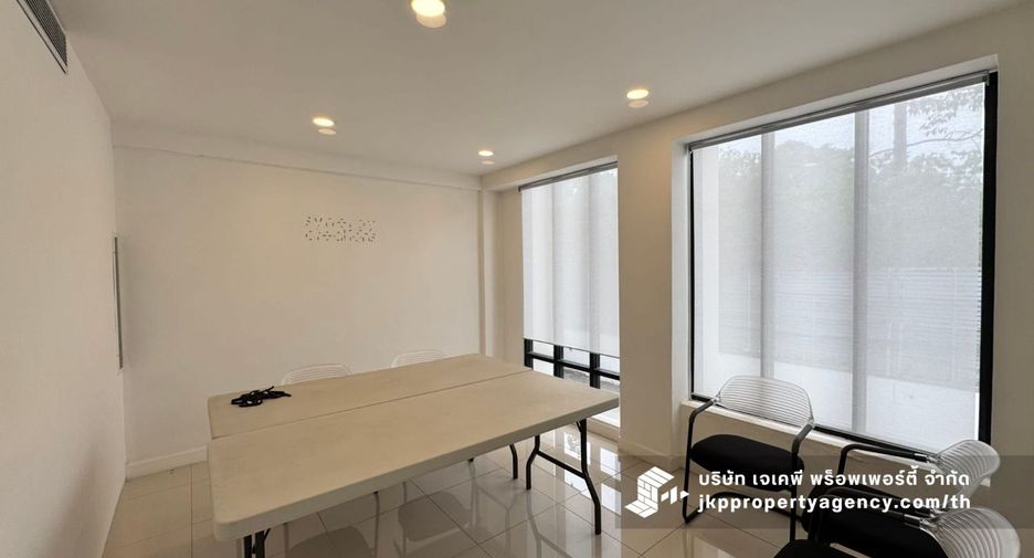 For rent warehouse in Phra Khanong, Bangkok