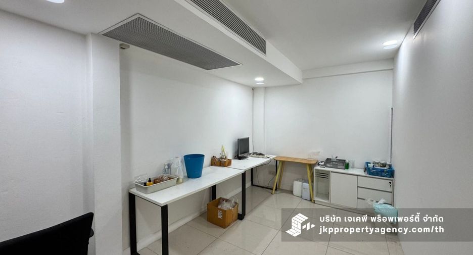 For rent warehouse in Phra Khanong, Bangkok