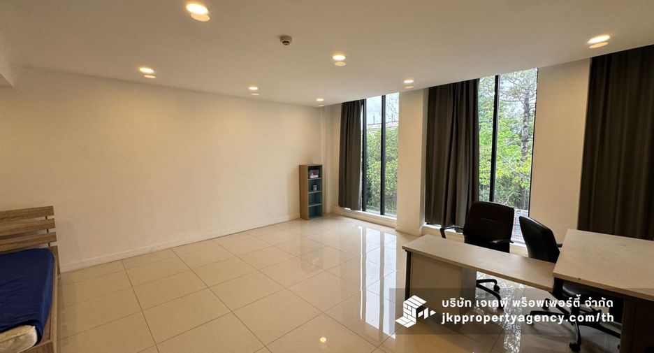 For rent warehouse in Phra Khanong, Bangkok