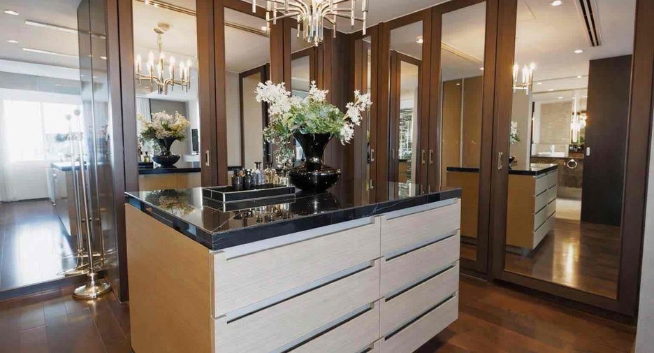 For sale 4 bedrooms condo in Yan Nawa, Bangkok