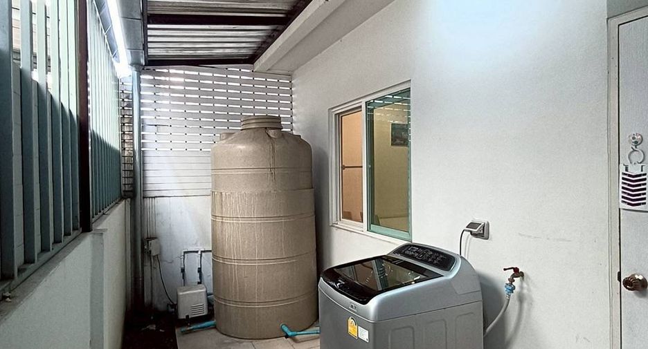 For rent 2 bedrooms townhouse in Mueang Chiang Mai, Chiang Mai