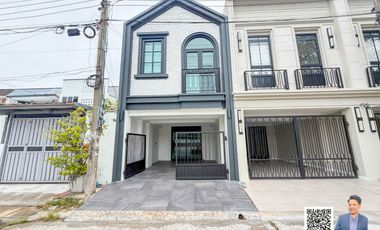 For sale 3 bedrooms townhouse in Watthana, Bangkok