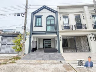 For sale 3 bedrooms townhouse in Watthana, Bangkok