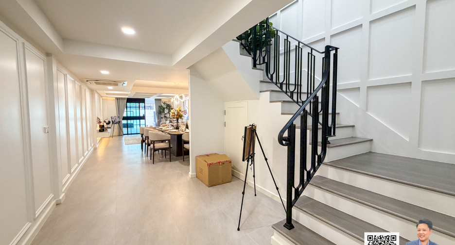 For sale 3 bedrooms townhouse in Watthana, Bangkok