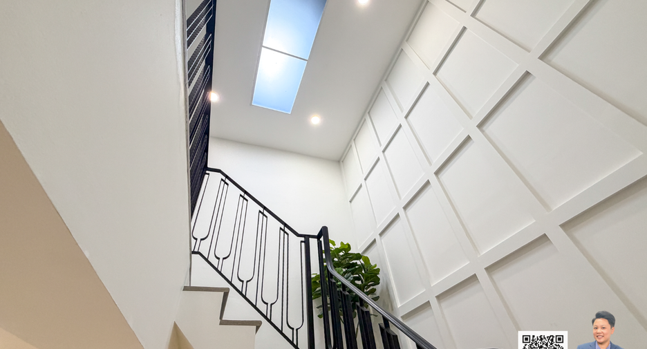 For sale 3 bedrooms townhouse in Watthana, Bangkok