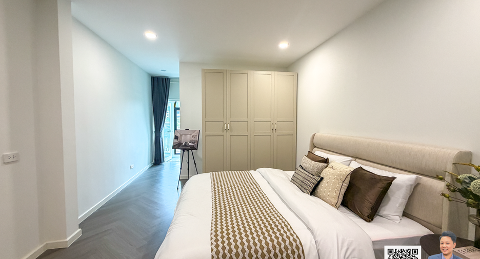 For sale 3 bedrooms townhouse in Watthana, Bangkok