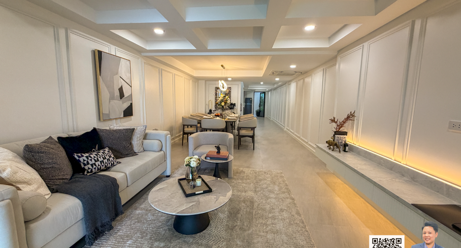 For sale 3 bedrooms townhouse in Watthana, Bangkok