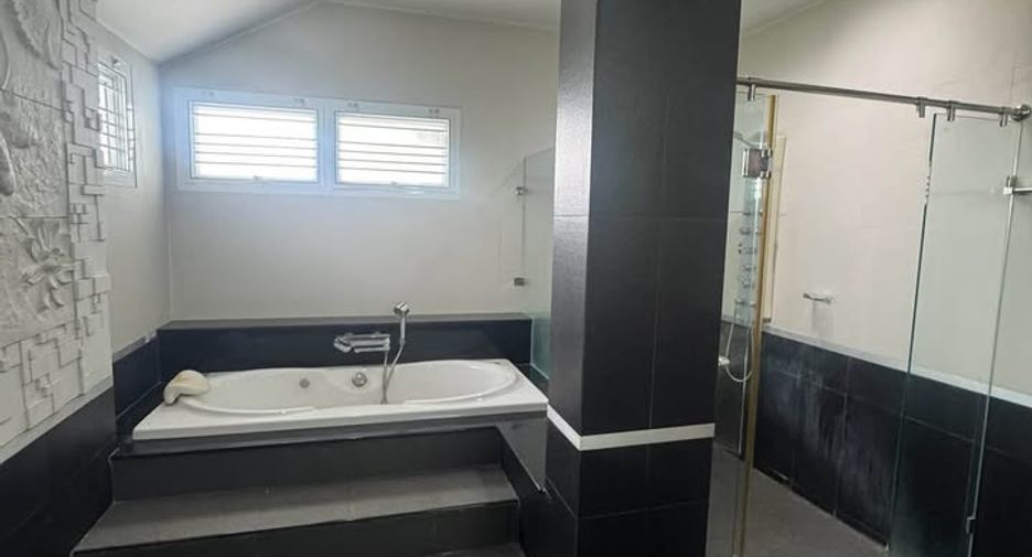 For rent 4 bedrooms house in Mueang Samut Prakan, Samut Prakan