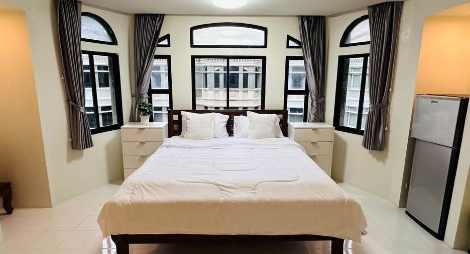 For rent 4 bedrooms townhouse in Watthana, Bangkok