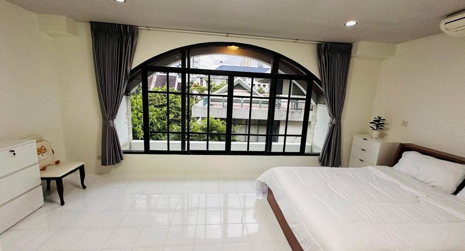 For rent 4 bedrooms townhouse in Watthana, Bangkok