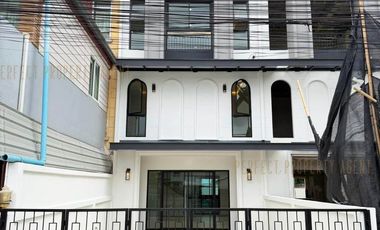 Продажа 4 спальни таунхаус в Щанг Тхонгланг, Бангкок