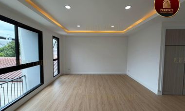Продажа 4 спальни таунхаус в Щанг Тхонгланг, Бангкок